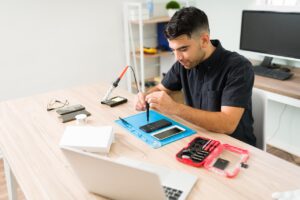 Kaip išsirinkti patikimą telefonų remonto meistrą Klaipėdoje: ką būtina žinoti prieš atiduodant įrenginį