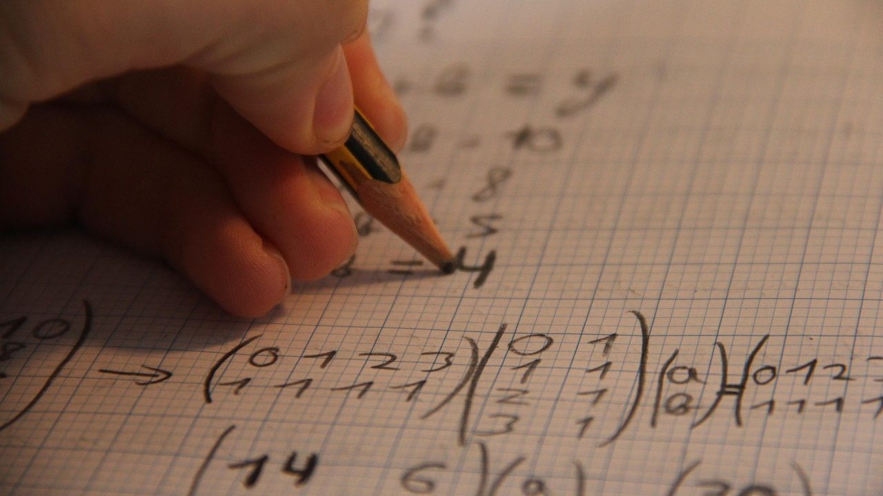 Ar mintinai išspręsite 42 ÷ 6 × (√121 − 2³)? Daugelis suklysta dėl veiksmų eilės