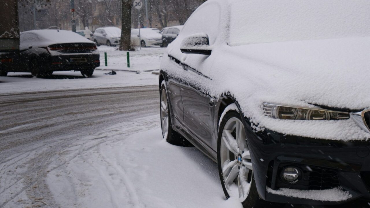 Automobilis šaltyje neužsiveda: dažnai kaltas ne akumuliatorius, o dyzelinas ir užkimštas filtras