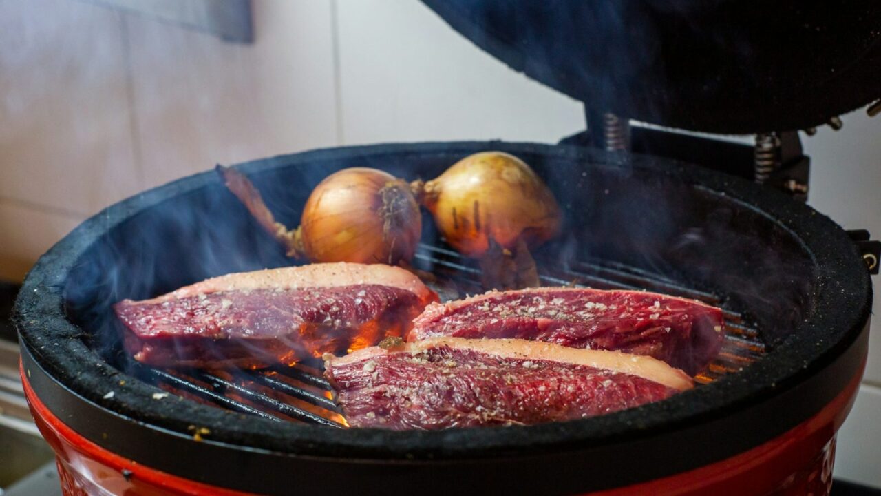Nauja „Kamado Bono“ kepsninė: ką padaryti prieš pirmą kepimą, kad vakarienė nesugestų