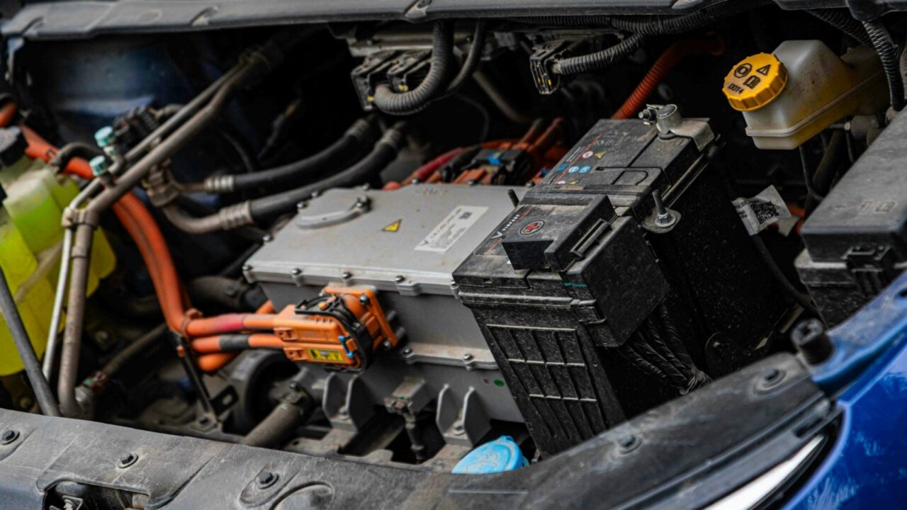 Perkate naudotą elektromobilį? Baterijos keitimas gali kainuoti nuo 4 000 iki 25 000 eurų